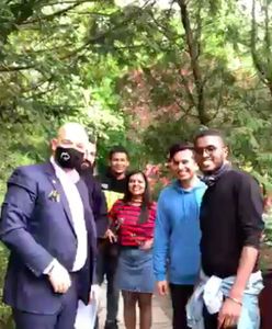 Wrocław. Naprawdę miasto spotkań. Sutryk fotografuje się z hinduskimi studentami