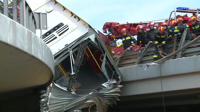 Wypadek autobusu na wiadukcie S8 w Warszawie. Policja apeluje do kierowców