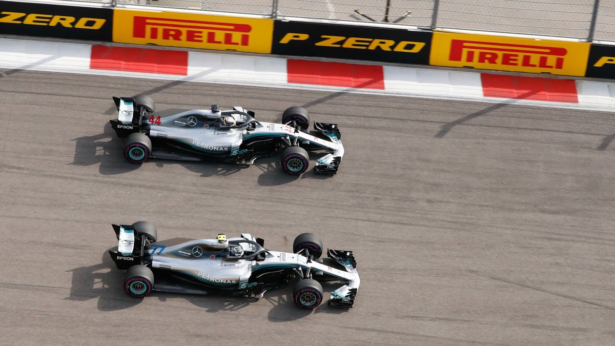 Materiały prasowe / Mercedes / Na zdjęciu: kierowcy Mercedesa na torze