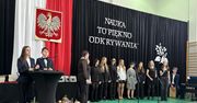 Wieluń: Dzień Edukacji w II LO. Przekazanie sztandaru, zmiana władzy w samorządzie i podziękowania dla uczniów