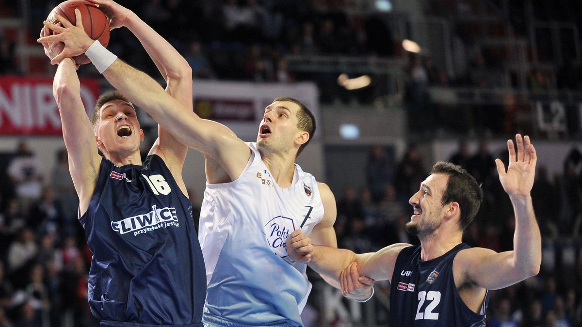 Materiały prasowe / Materiały prasowe / Norbert Barczyk / Na zdjęciu: Krzysztof Sulima blokuje Dawida Słupińskiego