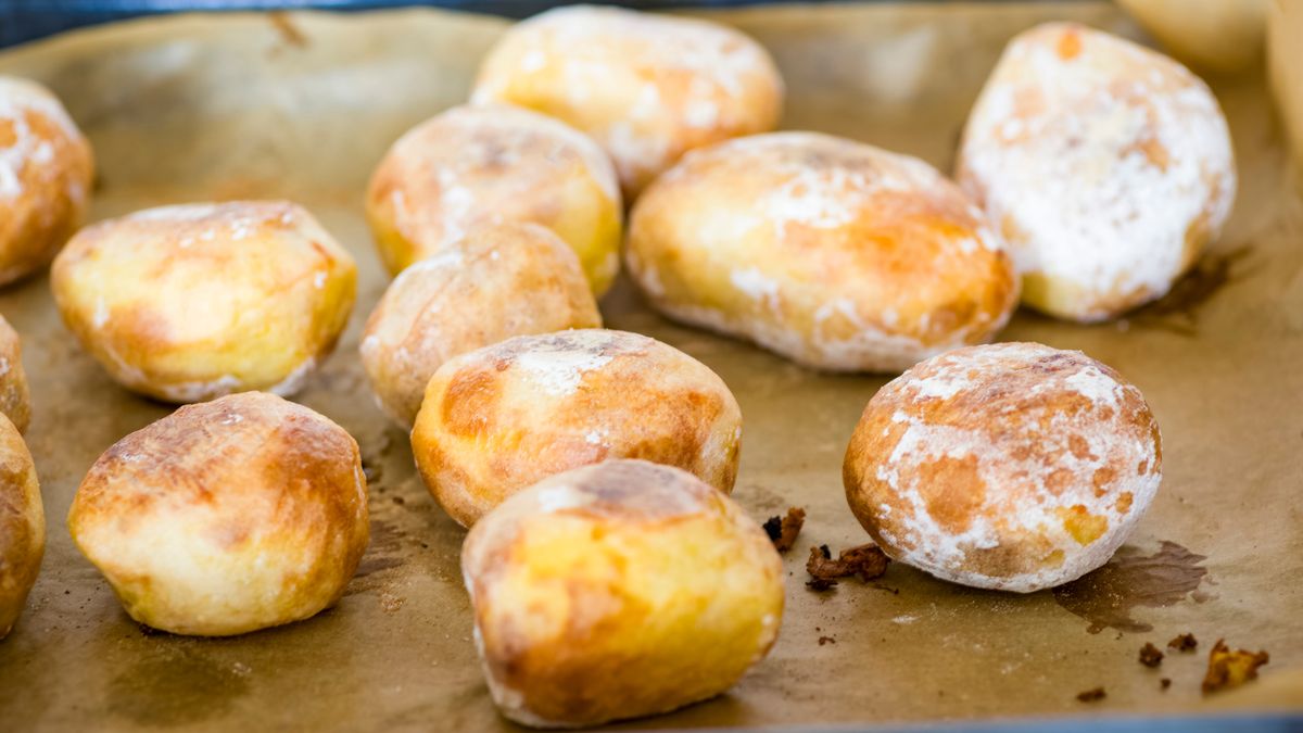 Te pieczone ziemniaki smakują jak z ogniska