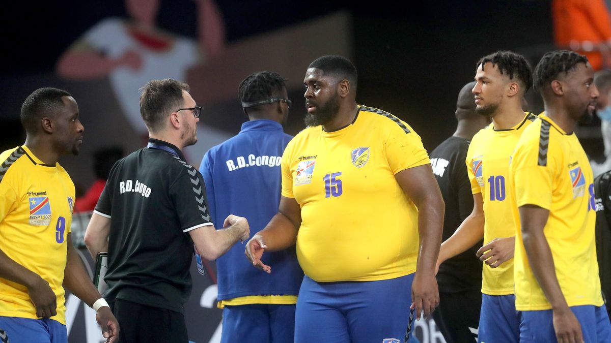 PAP/EPA / Mohamed Abd El Ghany / POOL / Na zdjęciu: Thierry Mvumbi z numerem 15