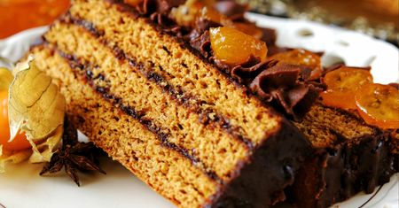 Babcia zawsze dodawała do piernika. Był wilgotny, a aromat unosił się w całym domu