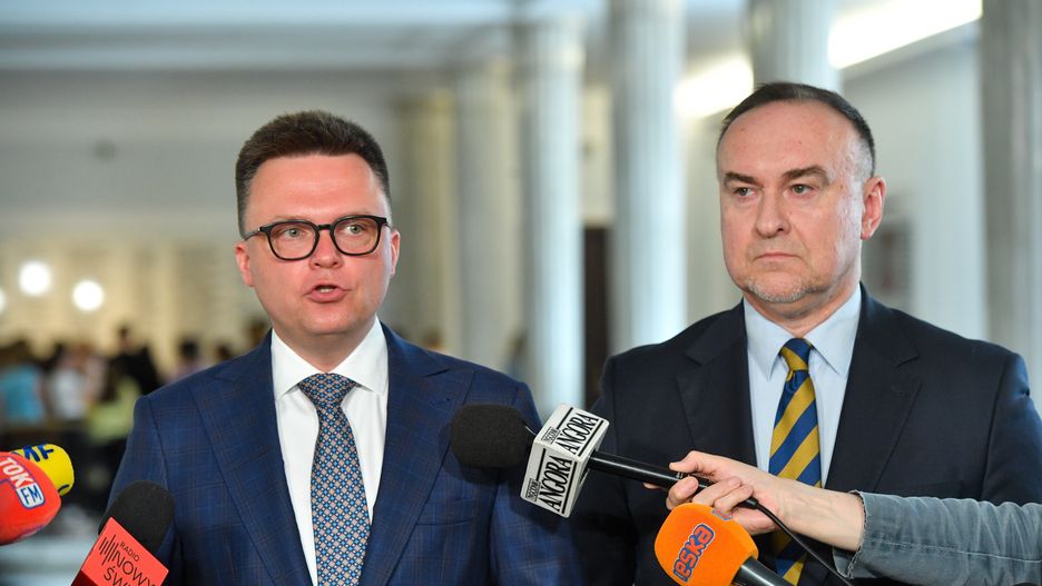 Szymon Ho�ownia, Micha� Kobosko
Warszawa, 29.05.2023. Lider Polski 2050 Szymon Ho�ownia (L) i pierwszy wiceprzewodnicz�cy Polski 2050 Micha� Kobosko (P) na briefingu prasowym w Sejmie w Warszawie, 29 bm. Temat: Stanowisko ws. podpisania przez prezydenta ustawy o powo�aniu Pa�stwowej Komisji ds. badania wp�yw�w rosyjskich na bezpiecze�stwo wewn�trzne RP w latach 2007-2022. (aldg) PAP/Radek Pietruszka
Radek Pietruszka
briefing, komisja, konferencja, konferencja konferencji, konferencji, polityk, polityka, polski 2050, powo�anie, sejm, wp�yw�w rosyjskich, briefing prasowy, dla dziennikarzy, dla medi�w, konferencja prasowa, media