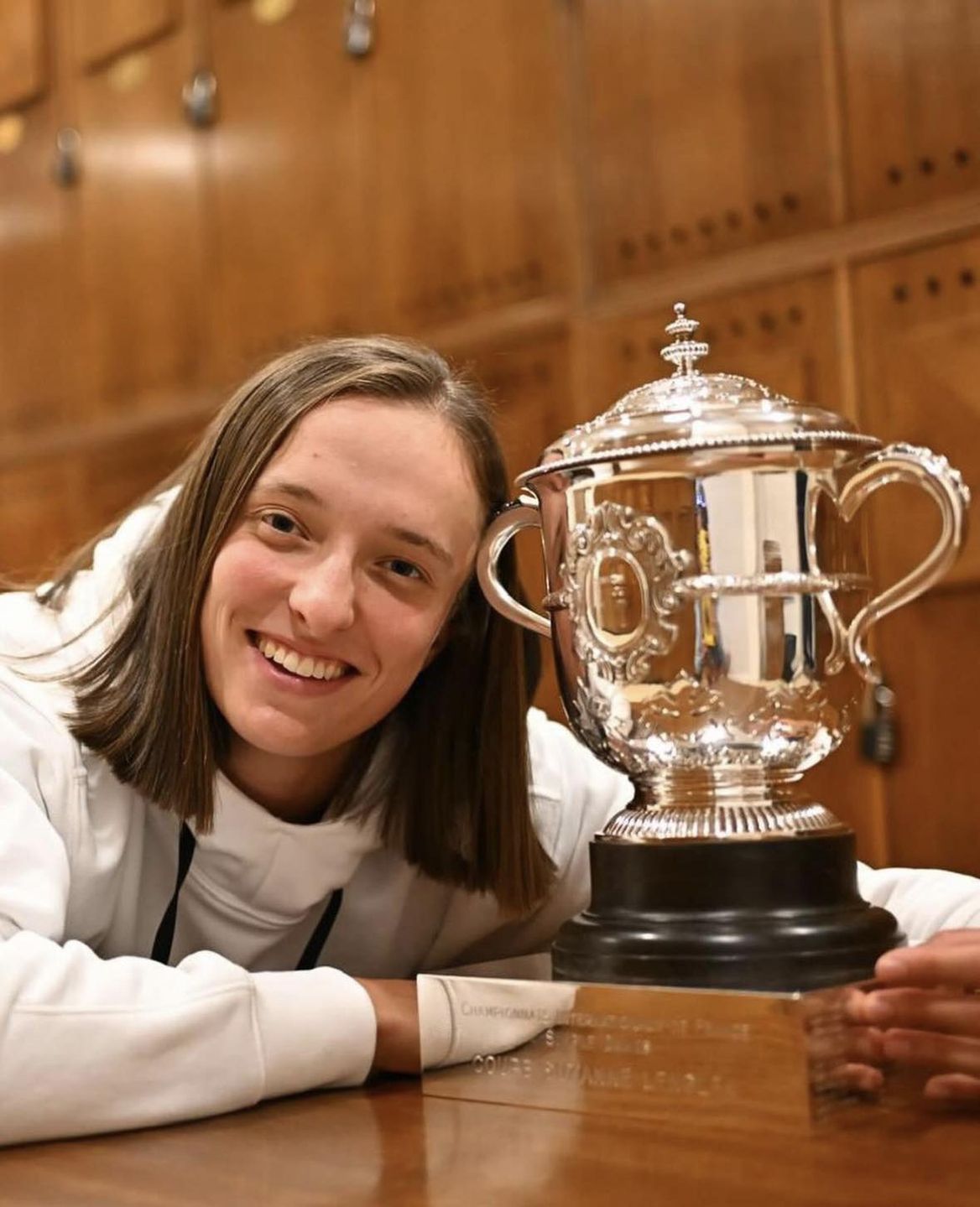 Iga Świątek pozuje z pucharem i dziękuje za wsparcie