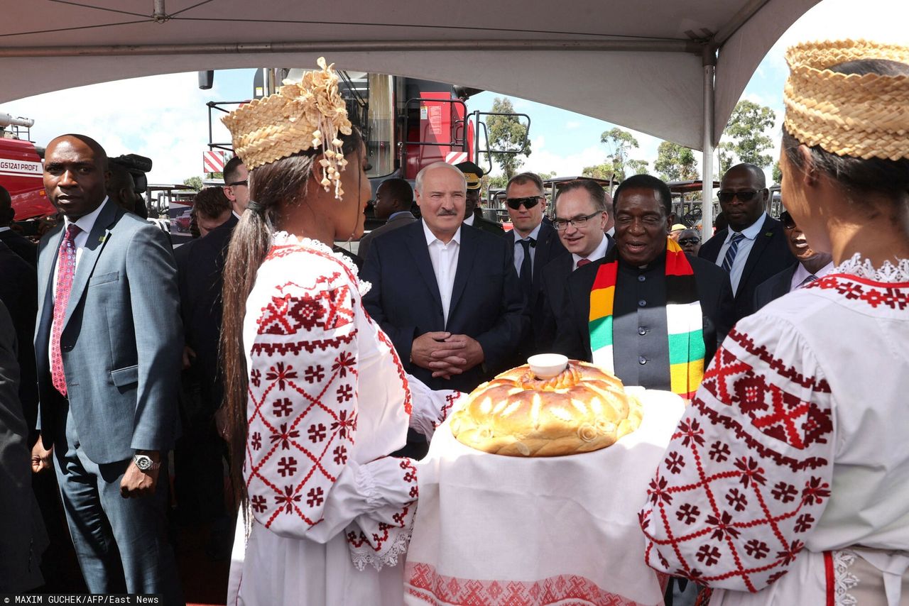 Alaksandr Łukaszenko i Emmerson Mnangagwa na uroczystości przekazania traktorów zimbabweńskim farmerom