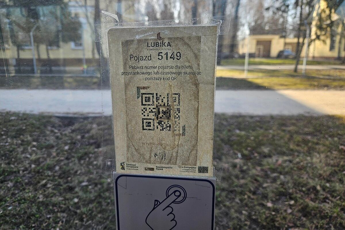 Nieczytelny kod QR na naklejce na drzwiach
