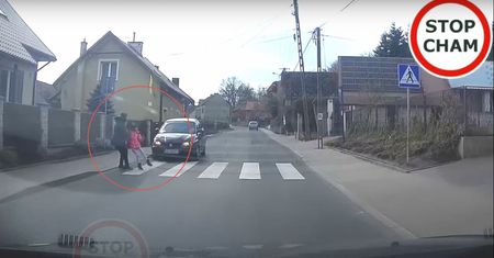 Kobieta z dzieckiem weszła tak na pasy. Wszystko nagrał