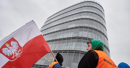 Przejęcie Lotosu przez Orlen. Politycy PiS od lat obiecywali, że spółce nic nie grozi, ale zmienili zdanie