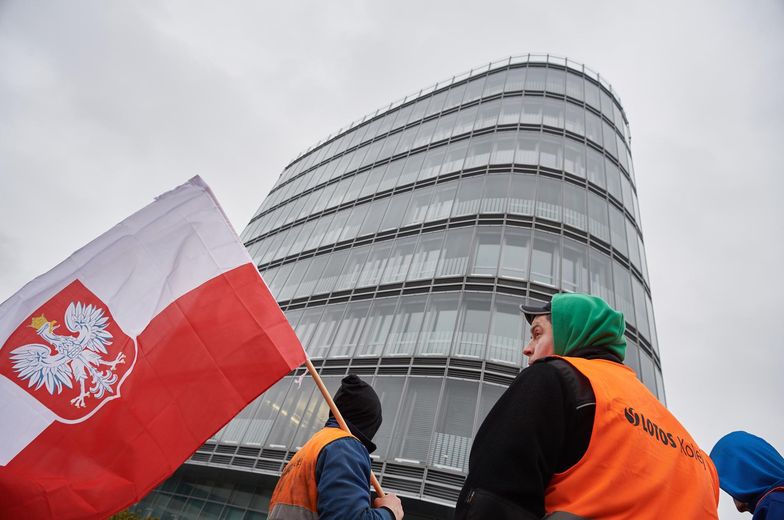 Luty 2017 r. Protest pracowników spółki Lotos Kolej przed siedzibą zarządu Grupy Lotos w Gdańsku