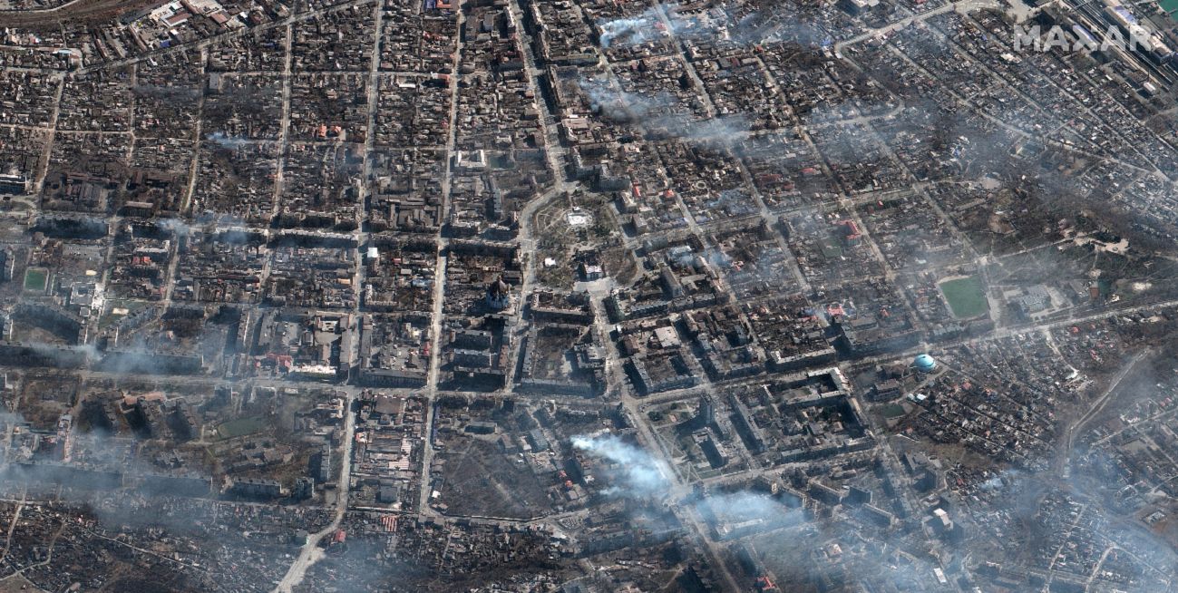 Zdjęcie satelitarne Mariupola atakowanego przez armię rosyjską