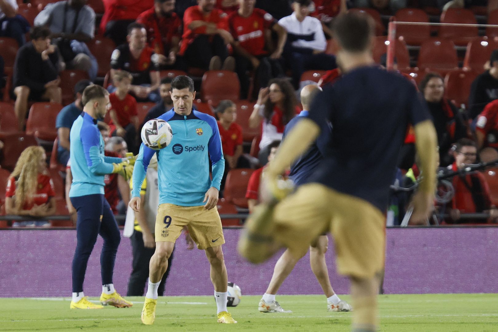 FC Barcelona's Polish striker Robert Lewandowski warms up ahead of the Spanish LaLiga soccer match between RCD Mallorca and FC Barcelona at Son Moix stadium in Palma, Balearic Islands, Spain, 01 October 2022. EPA/CATI CLADERA Dostawca: PAP/EPA.