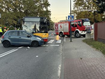 Warszawa: Toyotą wyjechał wprost pod miejski autobus. Dwie osoby w szpitalu. Ulica zablokowana