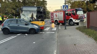 Warszawa: Toyotą wyjechał wprost pod miejski autobus. Dwie osoby w szpitalu. Ulica zablokowana