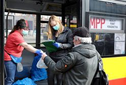 Koronawirus w Warszawie. Posiłki dla bezdomnych rozwozi autobus