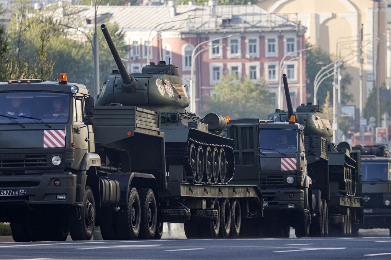 Czołgi starsze od Putina. Tak Rosja chce ratować front