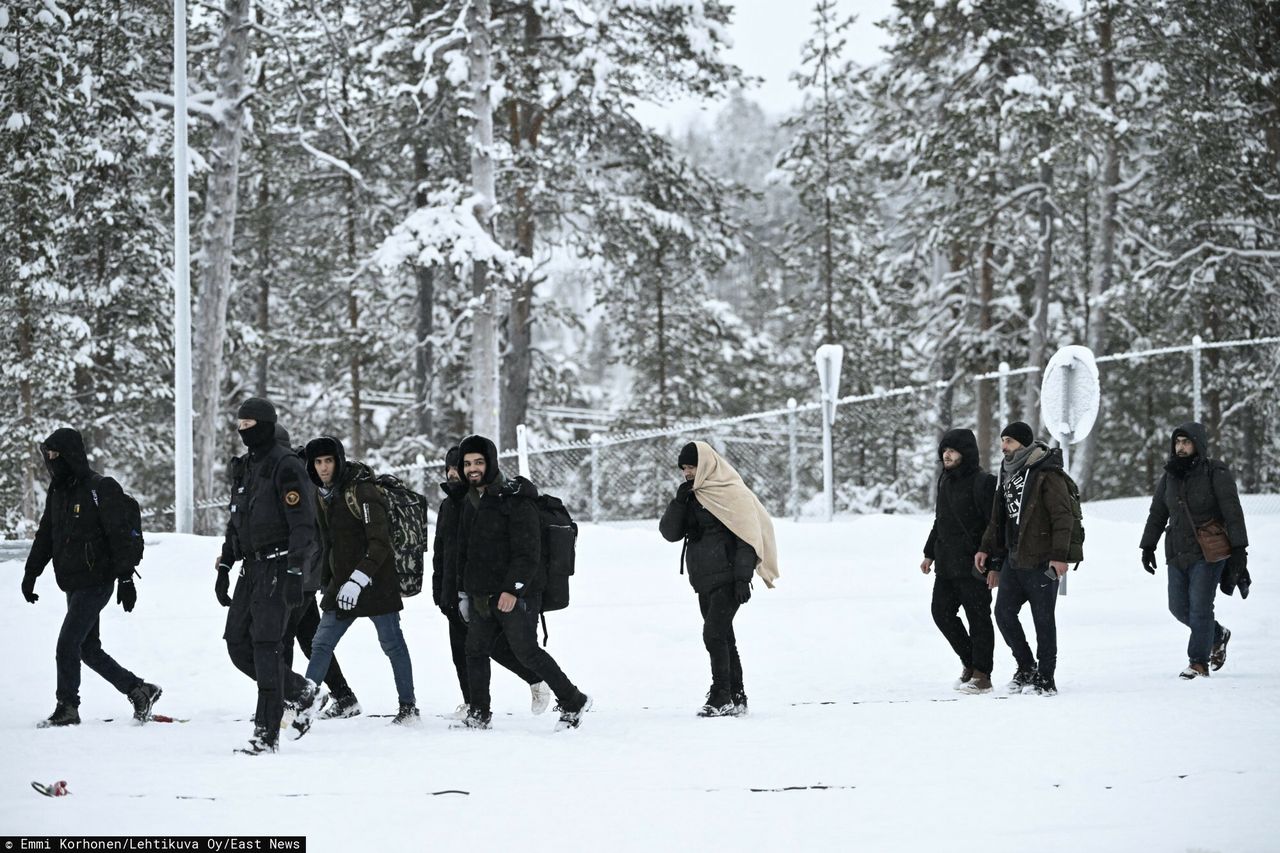 Grupa imigrantów po przekroczeniu fińsko-rosyjskiej granicy