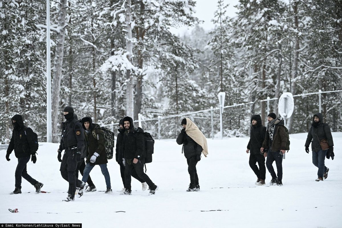 Grupa imigrantów po przekroczeniu fińsko-rosyjskiej granicy
