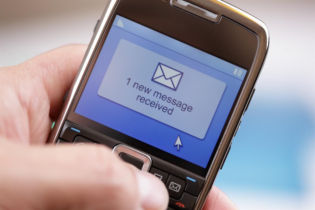 Polacy wolą MMS-y od SMS-ów? Raport Urzędu Komunikacji Elektronicznej