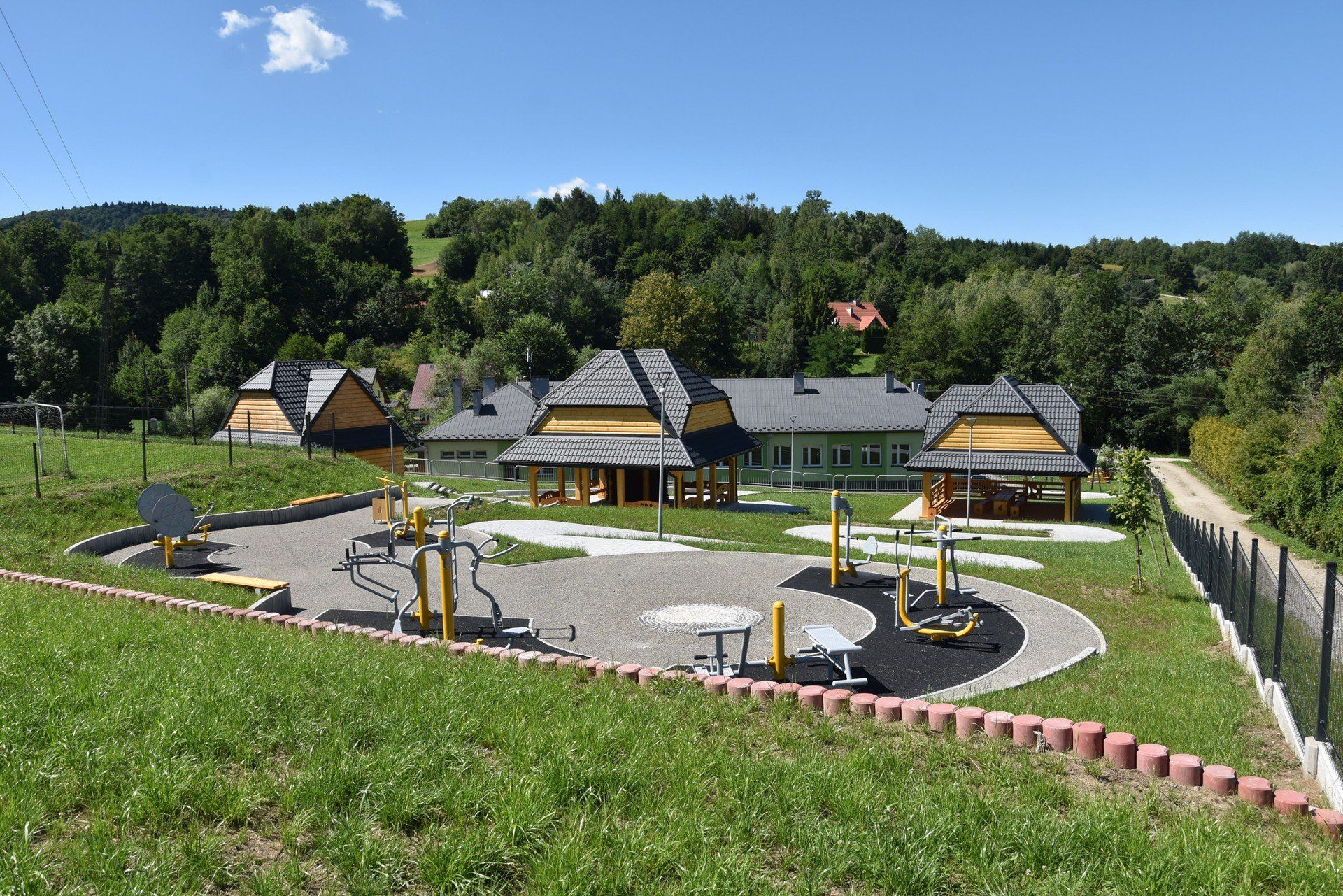 Łazienki mineralne to nowy kompleks budynków, m.in. z tężnią oraz urządzeń do wodolecznictwa i rekreacji, który powstał obok świetlicy wiejskiej w Słonej pod Zakliczynem
