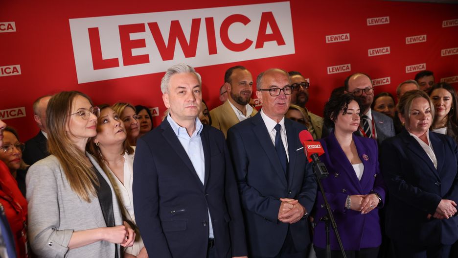 Warszawa, 24.05.2025. Wybory prezydenta RP - kampania przed II turą. W pierwszym rzędzie: szefowa MRPiPS Agnieszka Dziemianowicz-Bąk (L), współprzewodniczący Nowej Lewicy Robert Biedroń (2L) i Włodzimierz Czarzasty (3L) oraz posłanka Lewicy Anna Maria Żukowska (2P) podczas konferencji prasowej po kongresie programowym Nowej Lewicy ws. poparcia dla Rafała Trzaskowskiego w II turze wyborów prezydenta RP, 24 bm. w Centrum Konferencyjnym Zielna w Warszawie. (amb) PAP/Leszek Szymański
