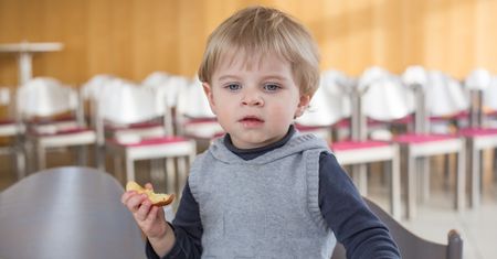 Pracownica przedszkola ujawniła, czym karmią dzieci. Zdjęcia są wstrząsające