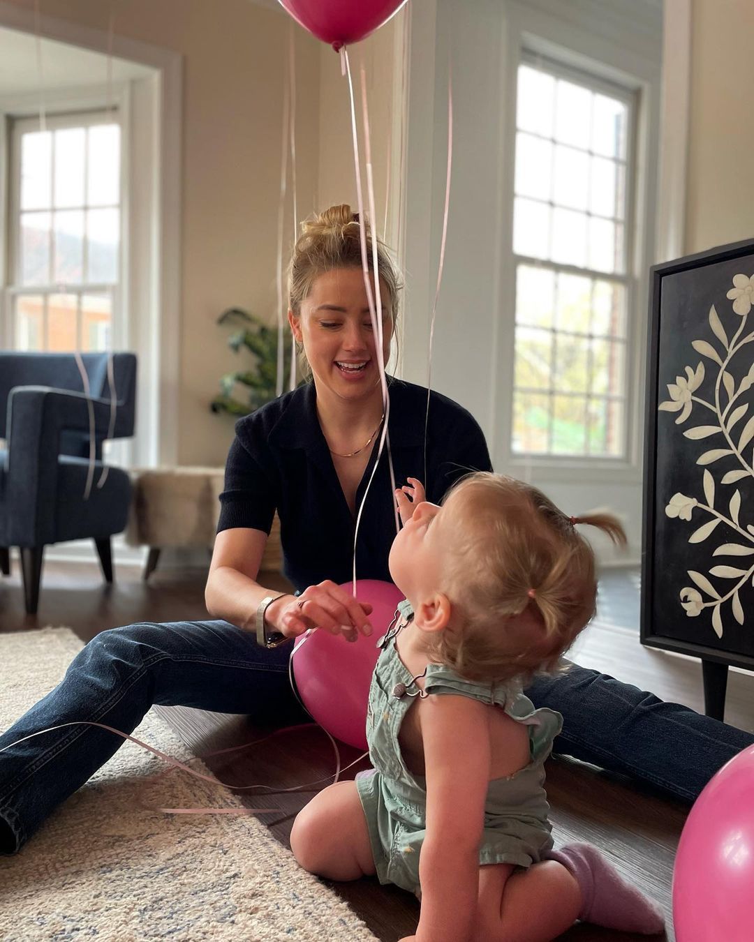 Rok temu Amber Heard została mamą! Wielu o tym zapomniało 