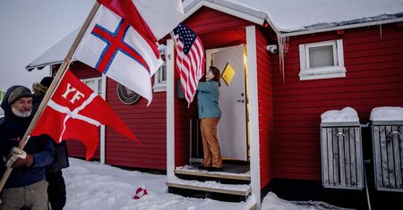 Grenlandczyk pikietuje przed konsulatem USA w Nuuk. Ma polską flagę