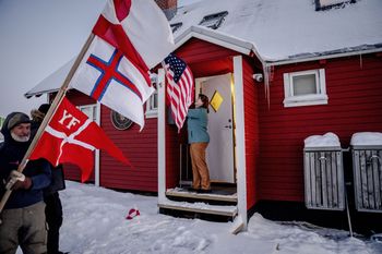 Grenlandczyk pikietuje przed konsulatem USA w Nuuk. Ma polską flagę