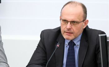 Ziarkiewicz zawieszony, ale nadal pobiera pensję. Niemała kwota