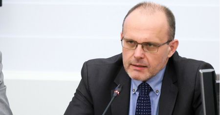 Ziarkiewicz zawieszony, ale nadal pobiera pensję. Niemała kwota