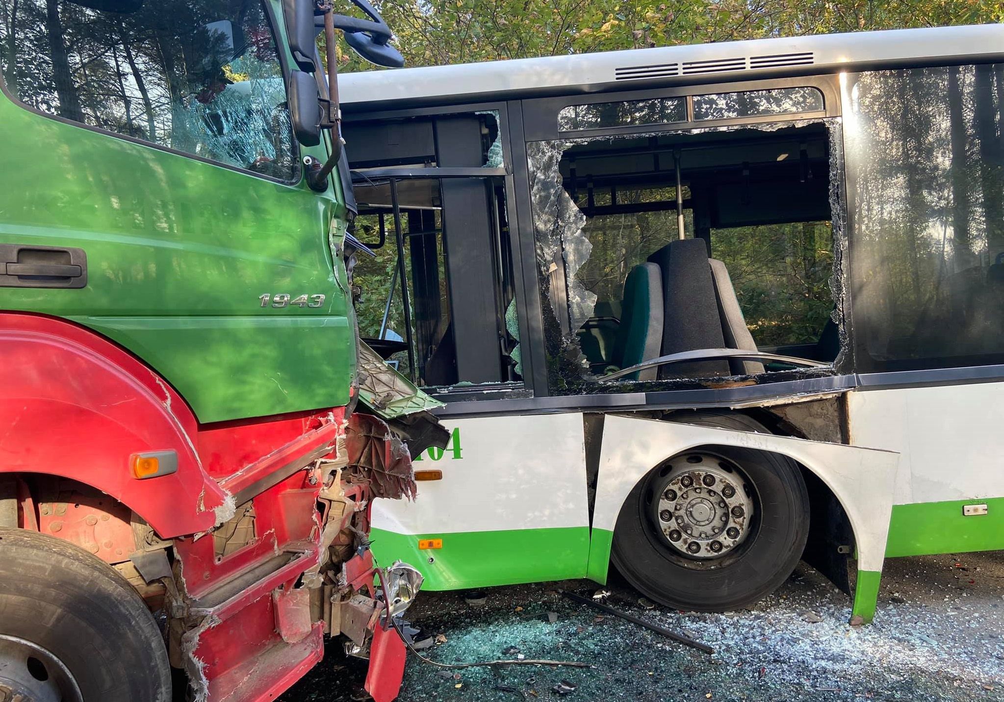 Zderzenie autobusu, ciężarówki i samochodu 