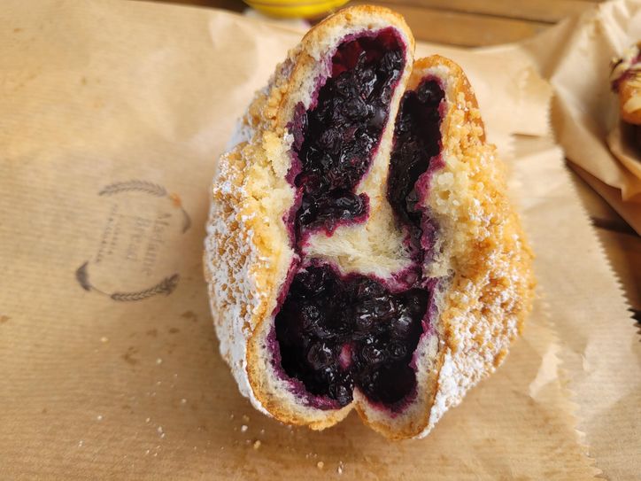 Wnętrzne jagodzianki z piekarni rzemieślniczej Madame Bread