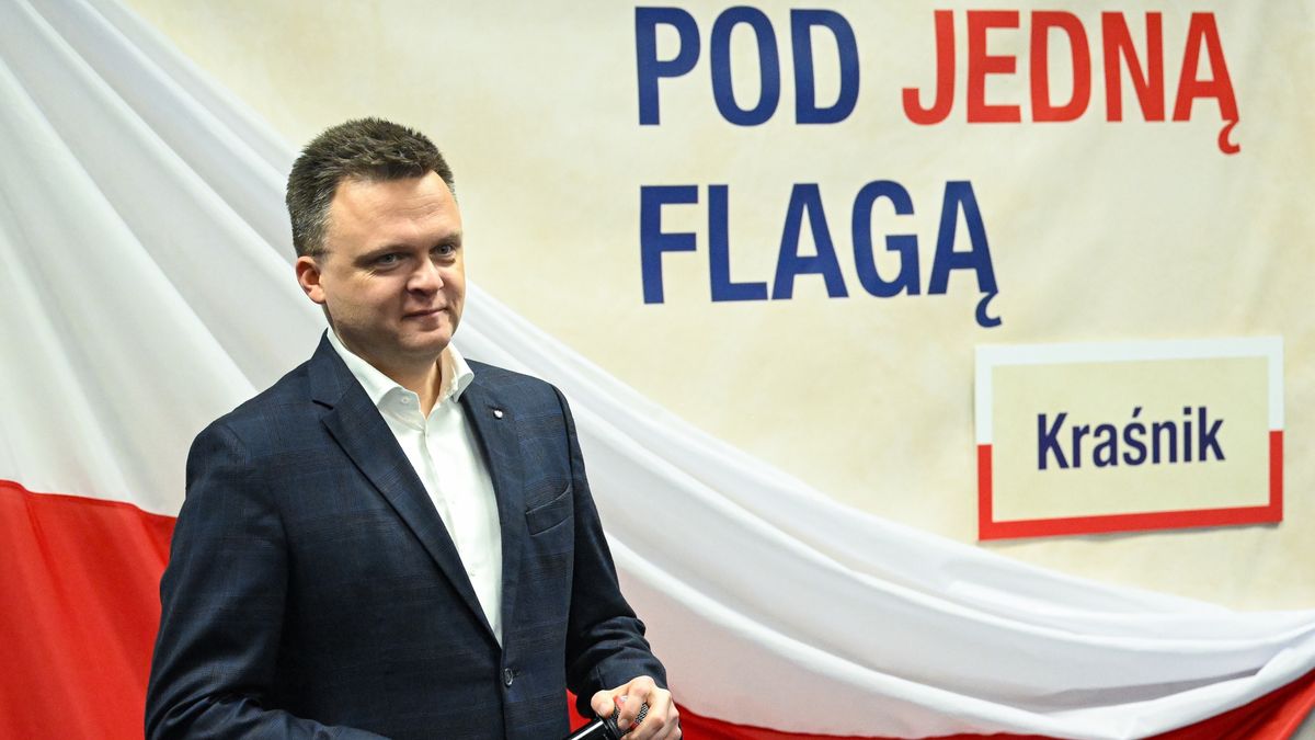 Kraśnik, 14.10.2024. Marszałek Sejmu Szymon Hołownia podczas otwartego spotkania z mieszkańcami w Hotelu Ludmiła w Kraśniku, 14 bm. Tematami spotkania mają być ocena pierwszego roku rządów koalicji 15. października oraz debata nt. "Najważniejsze i najpilniejsze sprawy dla Polek i Polaków". (sko) PAP/Wojtek Jargiło