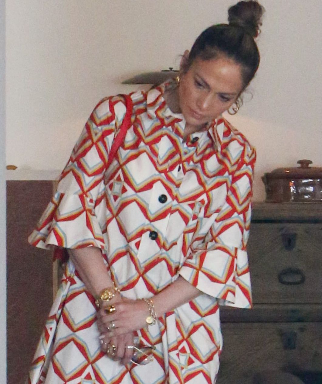 Jennifer Lopez w sukience pokrytej geometrycznym wzorem