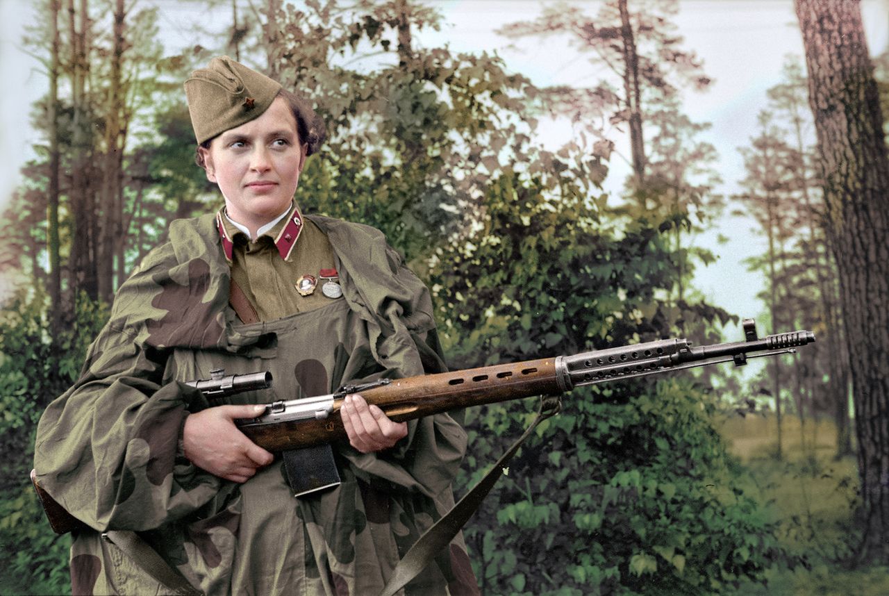 Rosyjskie strzelczynie wyborowe dziesiątkowały nazistowskich żołnierzy. Największa sławę wśród nich zyskała właśnie Ludmiła Pawliczenko, znana również jako ”Pani Śmierć”. Z pochodzenia była Ukrainką – urodziła się w Białej Cerkwi, 12 lipca 1916 roku. W wieku 14 lat rozpoczęła swoją karierę strzelecką w kijowskim klubie i odnosiła w tym liczne sukcesy.