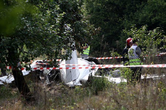 Katastrofa samolotu pod Częstochową: Drugi dzień prac na miejscu wypadku, ocalały został przesłuchany