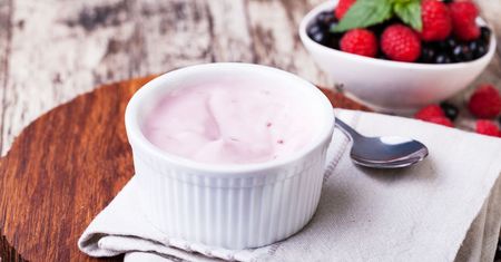 Jogurt owocowy o niskiej zawartości tłuszczu z witaminą D (10 g białka w 225 g)