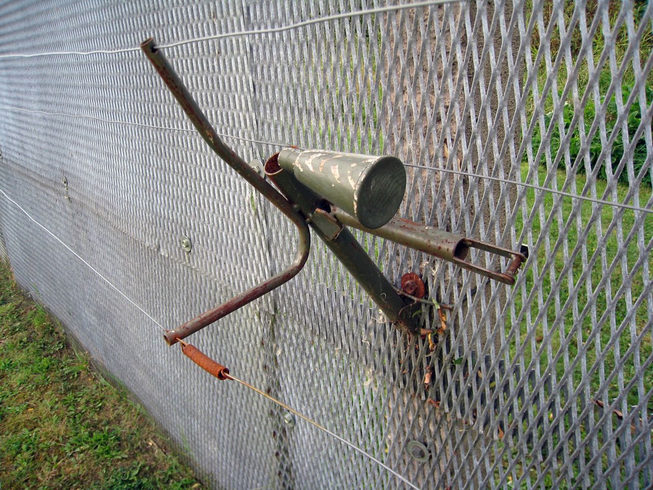 Pułapka SM-70 na ogrodzeniu