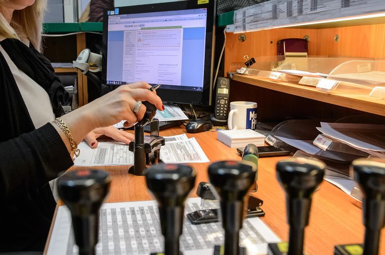 Urzędy w Polsce działają coraz sprawniej, ale wciąż zdarzają się "bareizmy"