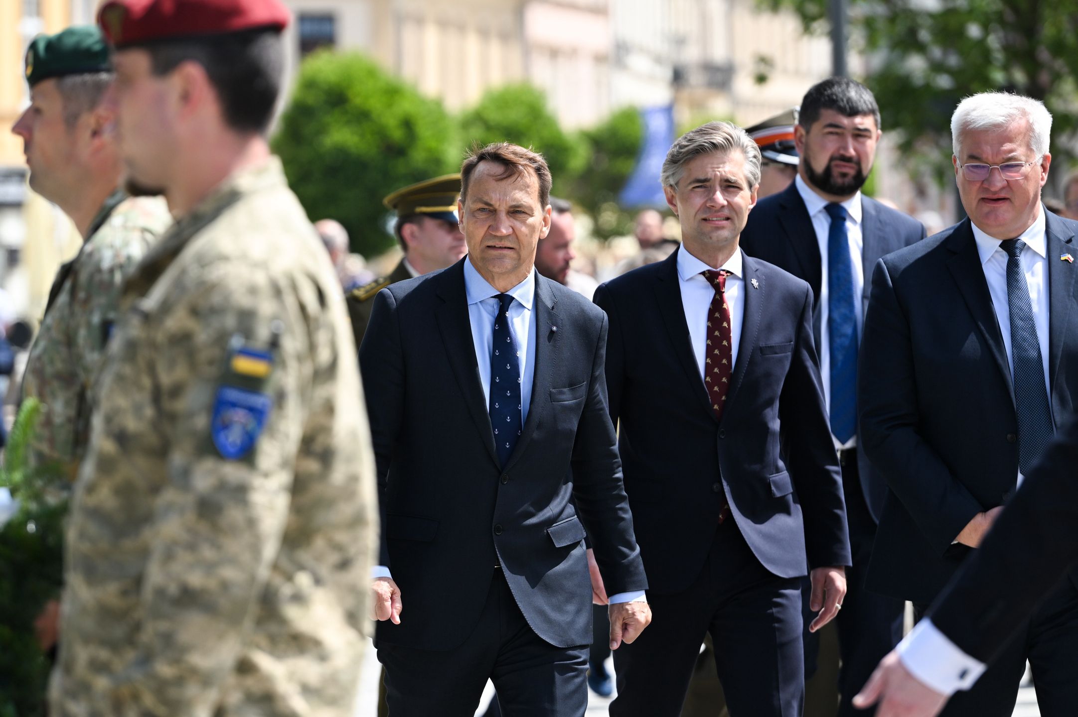 Rados�aw Sikorski, K�stutis Budrys, Dmytro Ku�eba
Lublin, 16.07.2025. Ministrowie spraw zagranicznych Polski - Rados�aw Sikorski (C), Litwy - K�stutis Budrys (3P) i Ukrainy - Dmytro Ku�eba (P) podczas z�o�enia wie�ca przed Pomnikiem Unii Lubelskiej, 16 bm. w Lublinie. Ministrowie spotkali si� z okazji obchod�w 5. rocznicy powo�ania Tr�jk�ta Lubelskiego.(skp) PAP/Wojtek Jargi�o
Wojtek Jargi�o
5 5., msz, powstania, rocznica, tr�jkat lubelski, tr�jk�ta lubelskiego, polityk, polityka