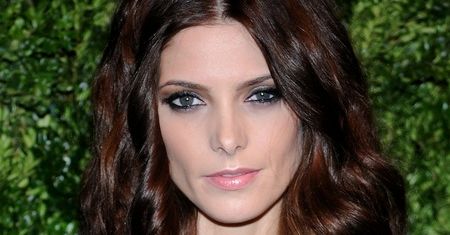 ''Zmierzch'': Odważna Ashley Greene w wersji wieczorowej
