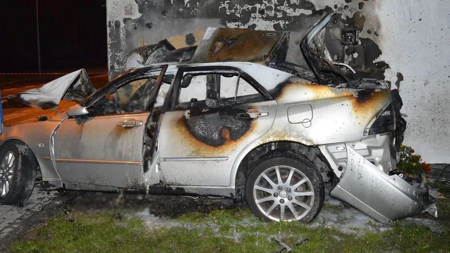 Wypadek w Chełmie. Zdjęcie auta, które uderzyło w dom