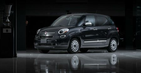 Fiat 500L, który woził papieża Franciszka trafił na aukcję. Jest jak nowy