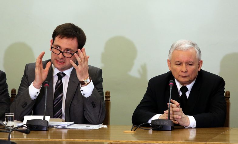 Daniel Obajtek i Jarosław Kaczyński. Zdjęcie zrobione w 2013 r.  podczas posiedzenia Zespołu Parlamentarnego ds. Obrony Demokratycznego Państwa Prawa w Sejmie