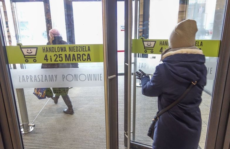 Zakaz handlu zdezorientował Polaków. Nie wszyscy wiedzą, kiedy będzie obowiązywał