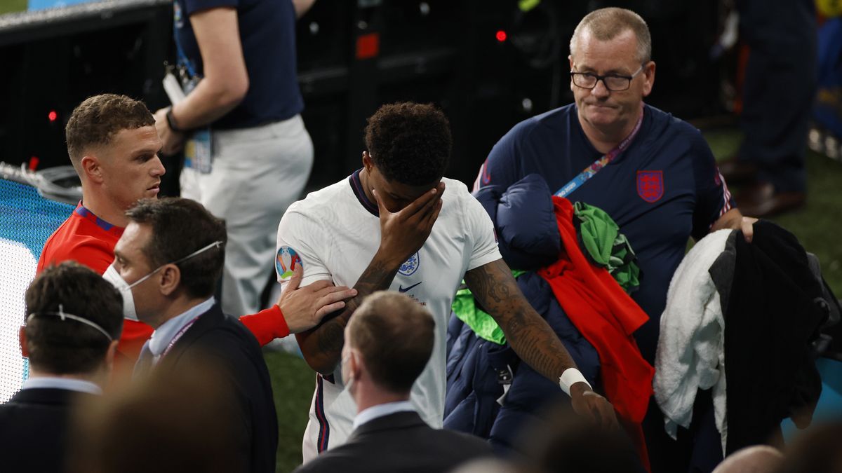 Marcus Rashford nie wykorzystał jednego z rzutów karnych w finałowej serii "jedenastek"