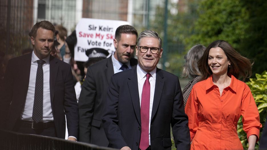 Wybory w Wielkiej Brytanii
Labour Party leader Keir Starmer and wife Victoria arrive at a polling station to cast their vote in London, Thursday, July 4, 2024. Voters in the U.K. are casting their ballots in a national election to choose the 650 lawmakers who will sit in Parliament for the next five years. Outgoing Prime Minister Rishi Sunak surprised his own party on May 22 when he called the election. (AP Photo/Vadim Ghirda)
Vadim Ghirda