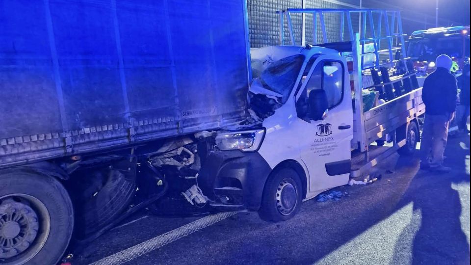 Samochód dostawczy był wleczony przez ciężarówkę przez dwa kilom